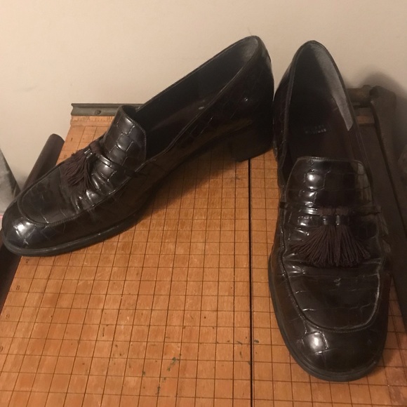 Stuart Weitzman Shoes - Slick Reptile STUART WEITZMAN Vintage Dark Brown Loafers Size 9 Cute Tassels